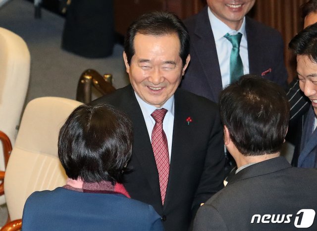 정세균 국무총리가 지난 13일 오후 서울 여의도 국회에서 열린 본회의에 참석해 임명동의안 투표를 마친 의원들과 인사를 나누고 있다. © News1