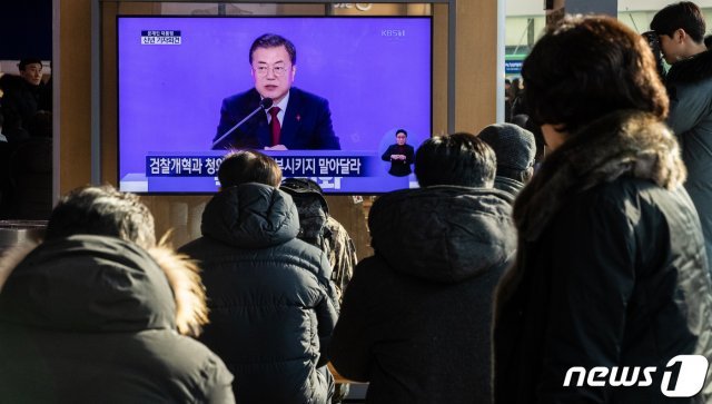 14일 오전 서울 용산구 서울역 대합실에서 시민들이 문재인 대통령의 신년 기자회견을 보고 있다. 2020.1.14/뉴스1 © News1