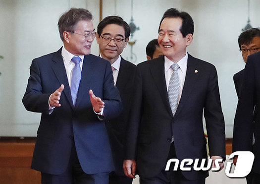 2018 5월3일 문재인 대통령이 청와대 본관 충무전실에서 헌법기관장들과 차담을 마친 후 정세균 국회의장과 오찬장인 인왕실로 이동하고 있는 모습.