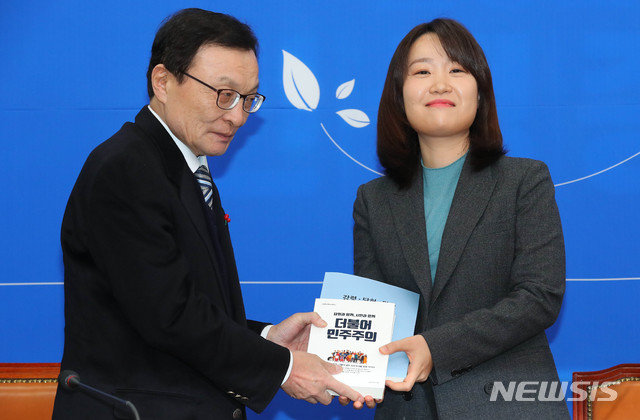 이해찬 더불어민주당 인재영입위원장이 14일 서울 여의도 국회에서 열린 인재영입 발표회에 참석해 민주당 8호 영입인재 환경전문 이소영 변호사에게 책자를 전달하고 있다. 뉴시스