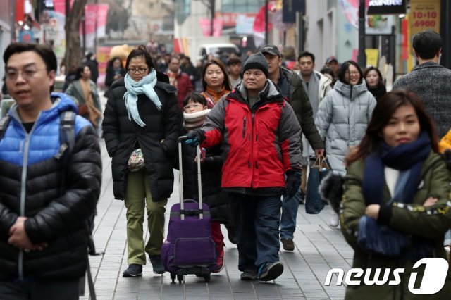 중국 최대 명절 춘절(春節]) 연휴를 하루 앞둔 14일 서울 중구 명동 거리에서 중국인 관광객들이 오가고 있다. © News1
