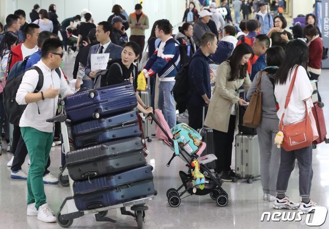 지난해 4월 30일 오후 제주시 제주국제공항 국제선 도착 대합실에서 관광객들이 입국하고 있다. © News1