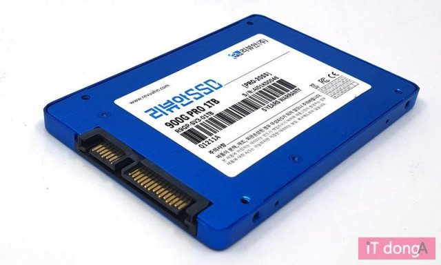 2.5 인치 크기의 SATA 규격의 SSD라 범용성이 높다(출처=IT동아)