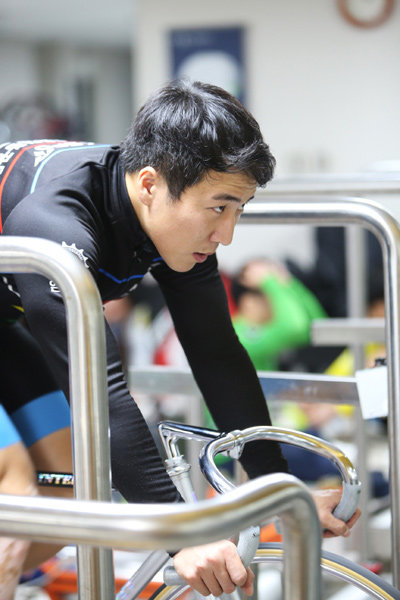 연습에 열중하고 있는 경륜 25기 신인 임채빈. 임채빈이 데뷔전인 2020년 광명 1회차 경주에서 3연승을 기록하며 ‘슈퍼 신인’으로 주목받고 있다. 사진제공｜국민체육진흥공단