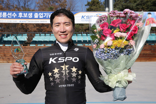 졸업경주에서 우승을 차진 한 후 트로피와 꽃다발을 들고 기념촬영을 하고 있는 임채빈.