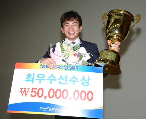 2019 경륜선수 종합표창식에서 최우수선수상을 받은 정종진 선수가 트로피를 들어올리며 활짝 웃고 있다.