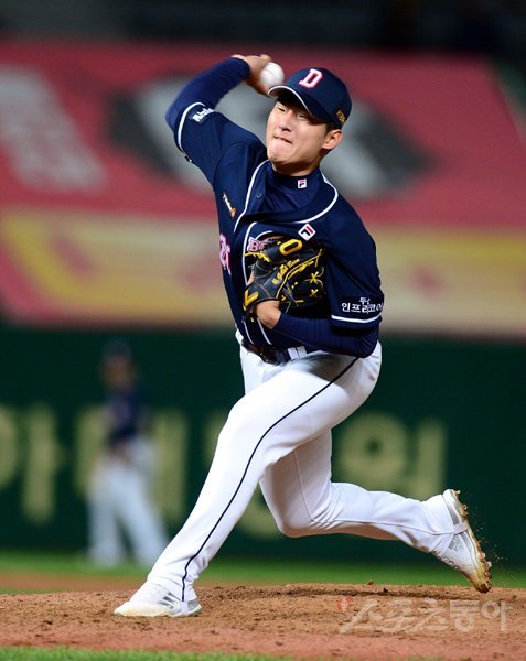 두산 곽빈은 팔꿈치 수술로 2019시즌을 통째로 쉬었다. 긴 재활 기간을 보내며 깨달음을 얻었다는 곽빈은 “2020시즌 보직에 관계없이 풀타임, 규정이닝을 소화하고 싶다”는 의지를 드러냈다. 스포츠동아 DB
