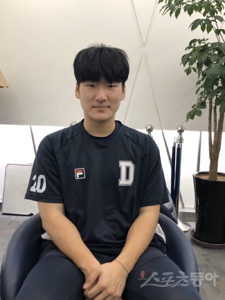 두산 곽빈이 13일 두산 구단사무실 미팅룸에서 스포츠동아와 인터뷰를 마친 뒤 포즈를 취하고 있다. 잠실｜강산 기자 posterboy@donga.com