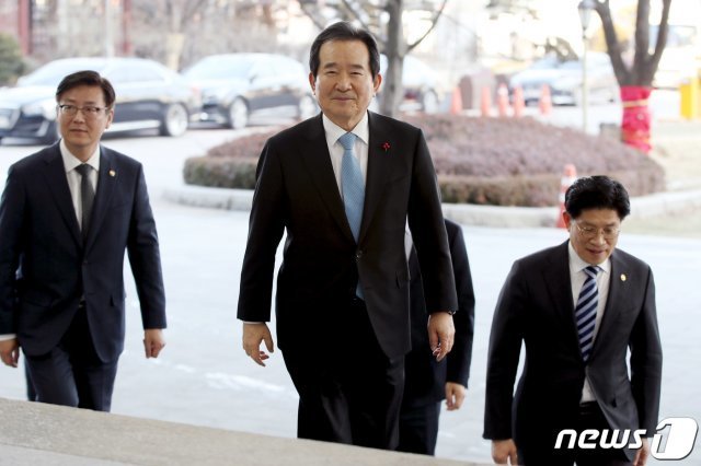 정세균 총리가 취임식 참석을 위해 14일 서울 세종로 정부서울청사로 들어서고 있다. 뉴스1