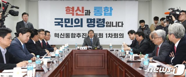 박형준 혁통위원장이 14일 오전 서울 여의도 국회 의원회관에서 열린 혁신통합추진위원회 1차회의에서 모두발언을 하고 있다. 뉴스1