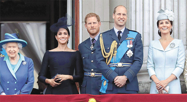2018년 7월 10일 영국 런던 버킹엄궁에서 엘리자베스 2세 여왕, 메건 마클 왕손빈, 해리 왕손, 윌리엄 왕세손, 캐서린 세손빈(왼쪽부터)이 영국 공군의 행사를 지켜보고 있다. 엘리자베스 2세 여왕은 13일 해리 왕손 부부의 왕실 독립 선언을 수용했다. 런던=AP 뉴시스