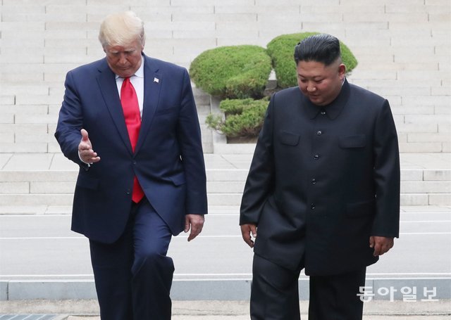 지난해 6월 30일 판문점에서 만난 도널드 트럼프 미국 대통령(왼쪽)과 김정은 북한 국무위원장. 판문점=박영대 기자 sannae@donga.com