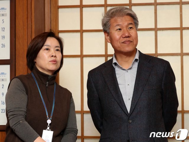 유송화 춘추관장(왼쪽)과 김수현 전 정책실장. © News1