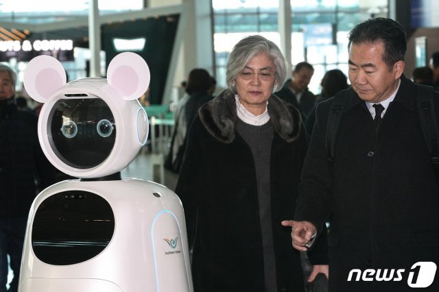 강경화 외교부장관이 한미외교장관회담에 참석하기 위해 13일 오후 인천공항을 통해 출국하고 있다. © News1
