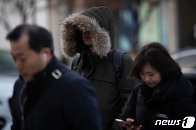 영하권 추위가 이어지고 있는 14일 서울 세종대로사거리에서 옷깃을 여민 시민들이 출근길 발걸음을 재촉하고 있다. © News1