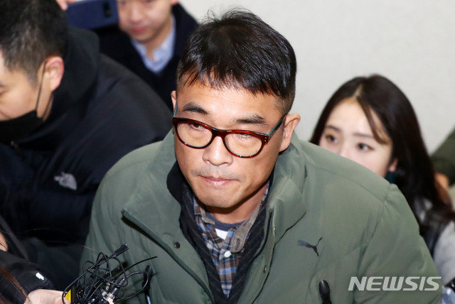 성폭행 혐의를 받는 가수 김건모가 15일 오전 서울 강남경찰서에 피고소인 조사를 받기 위해 출석하고 있다. 사진=뉴시스