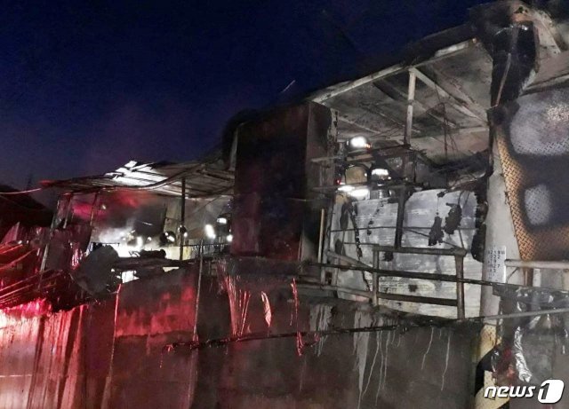 15일 오전 6시11분께 경기 시흥시 과림동의 돼지농장에서 불이 났다. 이 불로 인명피해나 돼지들에 대한 피해는 일어나지 않았다. (사진=경기도소방재난본부) © 뉴스1