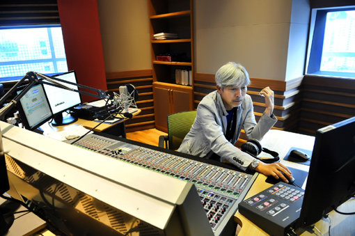 MBC FM4U ‘배철수의 음악캠프’가 3월 방송 30주년을 맞는다. DJ 배철수는 그 원동력으로 “청취자”를 꼽는다. 사진제공｜MBC