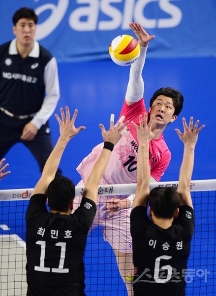 15일 천안 유관순체육관에서 ‘2019-2020 도드람 V리그‘ 천안 현대캐피탈과 서울 우리카드의 경기가 열렸다. 우리카드 나경복이 스파이크를 때리고 있다. 천안｜주현희 기자 teth1147@donga.com