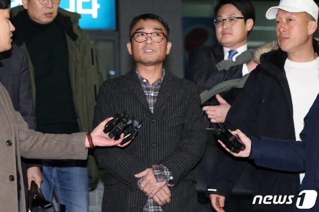 유흥업소 성폭행 혐의를 받고 있는 가수 김건모가 15일 오후 서울 강남경찰서에서 피고소인 조사를 마치고 입장을 발표하고 있다. 2020.1.15/뉴스1 © News1