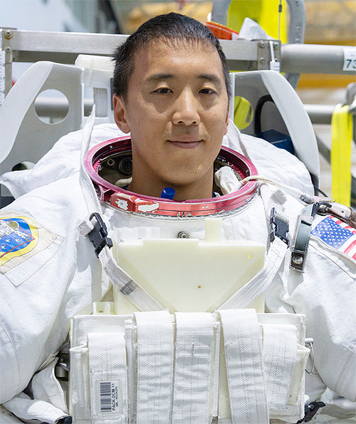 이민가정
 출신의 한국계 미국인 중 최초로 미 항공우주국(NASA) 우주인으로 선발된 조니 용 김 박사가 미국의 새로운 유인 우주탐사 
프로젝트인 ‘아르테미스 프로그램’에 참가해 우주인 후보생 훈련 과정을 이수하고 있다. NASA 제공