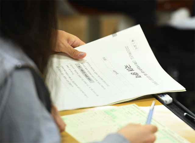 지난해 전국연합학력평가가 시행된 한 고등학교에서 수험생이 국어영역 시험을 치르고 있다. 뉴스1