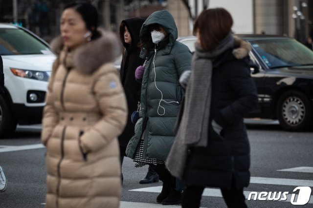 영하권 추위가 이어지고 있는 14일 서울 세종대로사거리에서 옷깃을 여민 시민들이 출근길 발걸음을 재촉하고 있다. © News1
