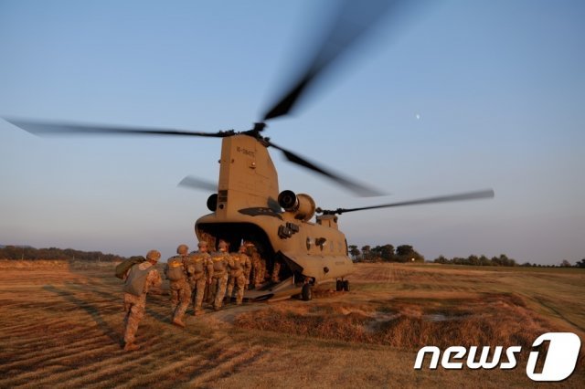 미 국방부는 지난해 12월 23일 한국 특수전사령부와 주한미군의 근접전투 훈련 사진 12장을 홈페이지에 공개했다. 사진은 미군 특전대원들이 강원도에서 치누크(CH-47) 헬기 강하 훈련을 하는 모습. (미국 국방부 홈페이지 캡처) 2019.12.23/뉴스1