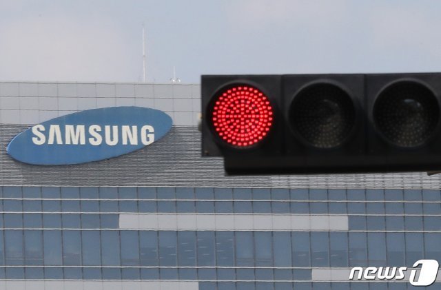 경기도 용인시 삼성전자 기흥사업장 앞에 불켜진 적색 신호등의 모습 © News1