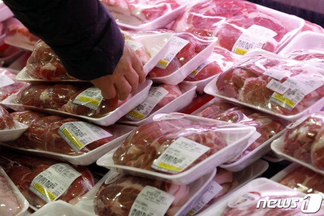 20일 서울시내 대형마트에 돼지고기가 진열돼 있다.2019.12.20/뉴스1 © News1