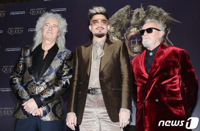 영국의 전설적 밴드 퀸(QUEEN)의 브라이언 메이(Brian May), 아담 램버트(Adam Lambert), 로저 테일러(Roger Meddows Taylor)가 16일 오후 서울 여의도 콘래드호텔에서 열린 내한 기자간담회에 참석해 포즈를 취하고 있다. 2020.1.16/뉴스1 © News1