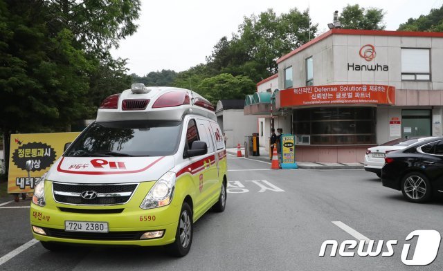 9명의 사상자를 낸 2018년 5월 한화 대전공장 폭발사고 관련 당시 공장장 등 4명에게 집행유예가 선고됐다. 2018년 5월 현장에서 사고 수습을 마친 119 구급차량이 나오고 있다. © News1