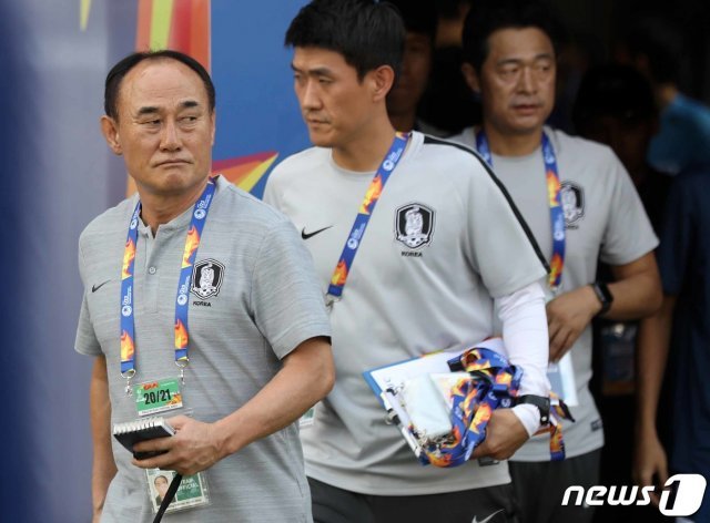 김학범 대한민국 U-23 대표팀 감독(왼쪽)을 비롯한 코치진들은 16일 베트남-북한전을 관전하며 전력을 분석할 예정이다./뉴스1 © News1