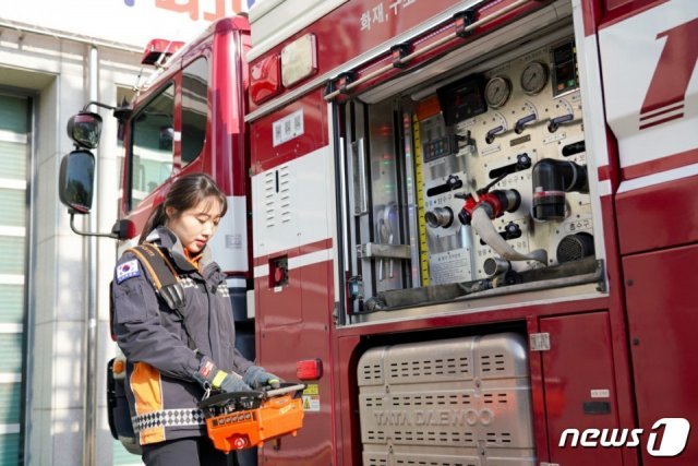 사다리차를 조작하는 홍사현 소방사(청주서부소방서 제공) © 뉴스1