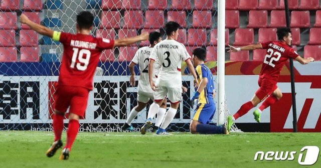 베트남 U-23 축구대표팀 응우옌 티엔 린이 16일 오후(현지시간) 태국 방콕 라자망갈라 스타디움에서 열린 ‘2020 AFC U-23 챔피언십’ 베트남과 북한의 조별리그 3차전 경기에서 첫 득점에 성공한 뒤 기뻐하고 있다.  © News1