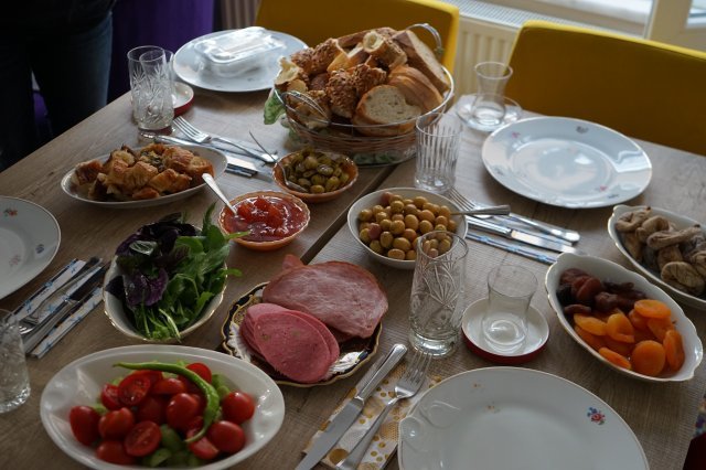 터키인들의 아침 가정식. 크게 조리가 필요 없는 야채와 빵 등이 식탁에 올라온다.