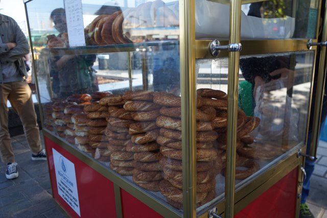 우리나라의 밥처럼 터키 사람들의 주식인 참깨를 뿌린 시미트를 파는 곳은 이스탄불 곳곳에서 만날 수 있다.