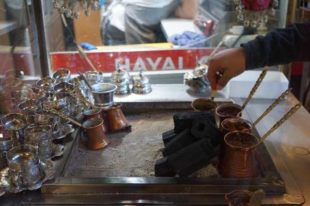 숯불에 천천히 끓여 만드는 터키 커피. 안에 가루가 있어 마지막에 조심히 마셔야 한다.