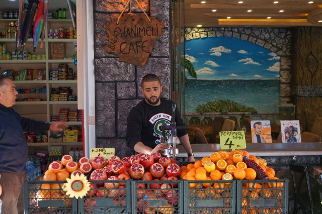 이스탄불에서는 석류와 오렌지 를 파는 가게를 많이 볼 수 있다. 석류로만 만든 주스는 신맛이 꽤 강해 오렌지와 섞어 마시는 것이 좋다.