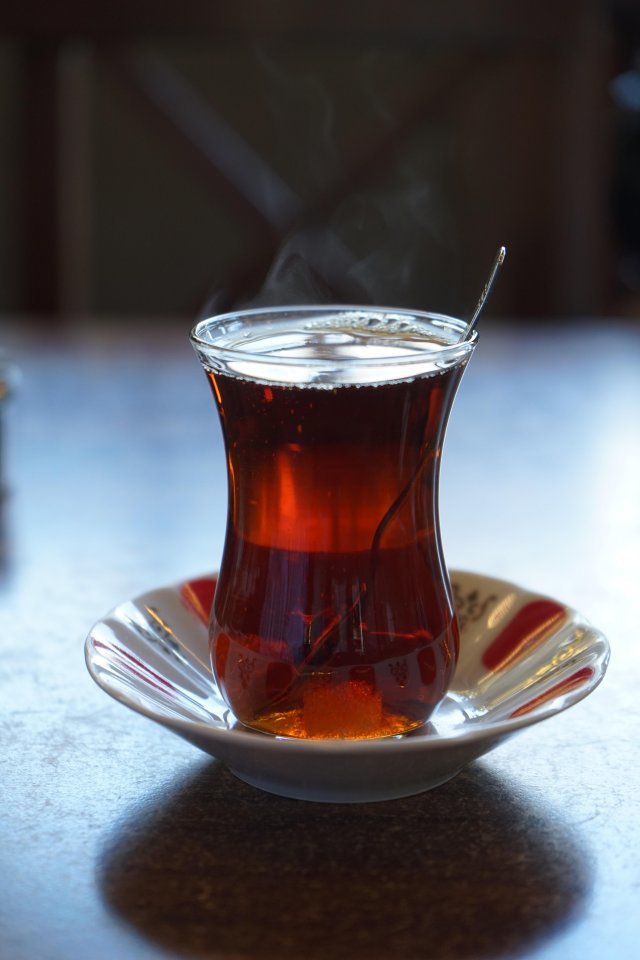 터키 사람들이 시간 날 때마다 마시는 홍차. 주로 설탕을 넣어 마신다.