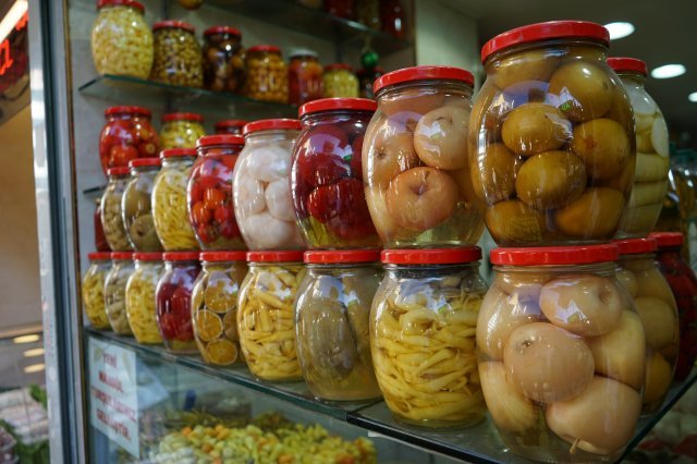 터키인들은 우리나라처럼 절임 음식을 즐겨 먹는다. 시장에서는 양파, 고추 등 각종 야채를 절여놓고 파는 전문점들이 많다.