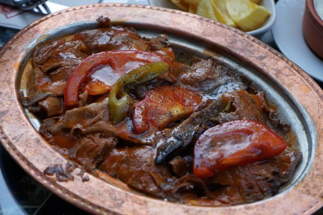 이스켄데르 케밥은 요리사 이름 따라 지어진 이름으로 터키 서북부의 요리이다.