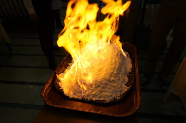 소금 농어구이인 투즈다 발릭은 식탁에 내어 놓는 과정이 신기한 요리이다. 두꺼운 소금덮개가 농어를 감싸고 그 위에 알코올을 부어 불을 붙인다. 불이 꺼지면 소금을 깨서 농어를 포크로 잘라 접시에 올린다.