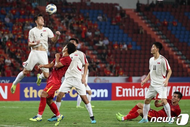 북한 U-23 축구대표팀 장성일이 16일 오후(현지시간) 태국 방콕 라자망갈라 스타디움에서 열린 ‘2020 AFC U-23 챔피언십’ 베트남과 북한의 조별리그 3차전 경기에서 헤딩을 시도하고 있다.  © News1