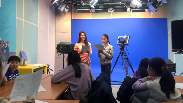 16일 오전 서울 송파구청에 마련된 인터넷방송국 스튜디오에서 초등학생들이 뉴스 원고를 읽으며 방송 아나운서의 발성법을 배우고 있다. 송파구 제공