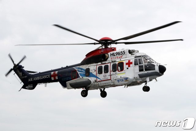 6일 오후 경기도 수원시 아주대학교 병원에서 열린 경기도 응급의료전용헬기 출범식에서 닥터헬기가 비행하고 있다. © News1