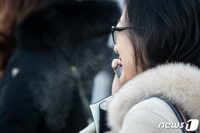 서울 아침기온이 영하 6도를 기록하는 등 추위가 이어지고 있는 15일 서울 세종대로사거리에서 통화중인 한 시민의 입에서 입김이 나오고 있다. © News1