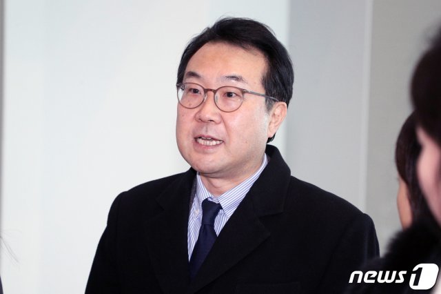 이도훈 외교부 한반도평화교섭본부장이 15일 오전 인천국제공항을 통해 출국하며 취재진 질문에 답하고 있다. 2020.1.15/뉴스1 © News1