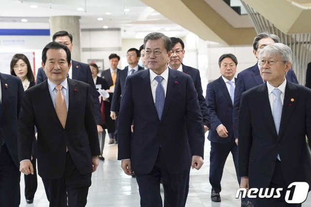 문재인 대통령이 16일 대전 한국전자통신연구원에서 정세균 국무총리, 최기영 과학기술정보통신부 장관 등과 과학기술인 간담회장으로 이동하고 있다.