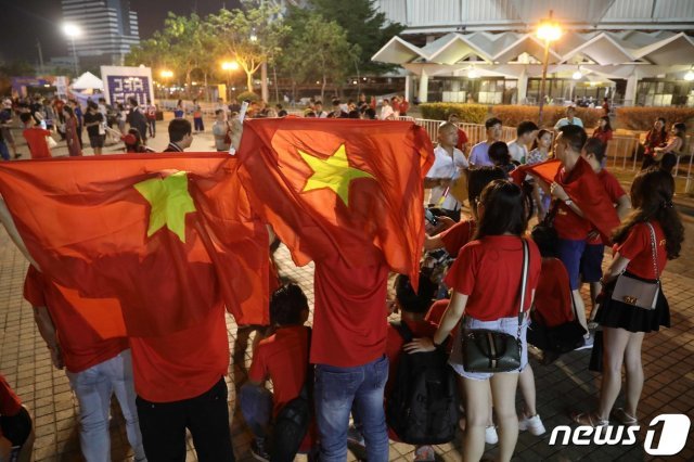 16일 오후(현지시간) 태국 방콕 라자망갈라 스타디움에서 열린 ‘2020 AFC U-23 챔피언십’ 베트남과 북한의 조별리그 3차전을 앞두고 베트남 팬들이 열띤 응원전을 펼치고 있다./뉴스1 © News1